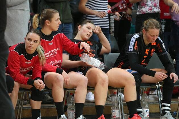 The players of Bad Wildungen Vipers sit disappointed after the match on the bench at the game Bayer 04 Leverkusen vs Bad Wildungen Vipers Handball Women 1 Bundesliga 12 11 2017 Leverkusen Copyright: xHommes Eibner-Pressefotox EP_MHS