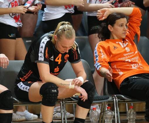 Sabine Heusdens Bad Wildungen 4 and Manuela Bruetsch Bad Wildungen 12 are sitting on the bench disappointed after the match Bayer 04 Leverkusen vs Bad Wildungen Vipers Handball Women 1 Bundesliga 12 11 2017 Leverkusen Copyright: xHommes Eibner-Pressefotox EP_MHS