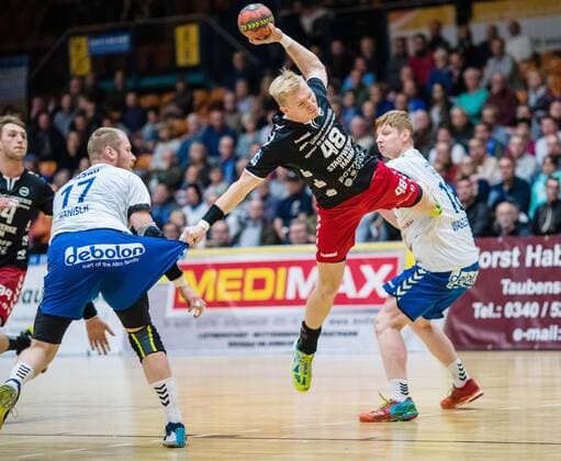 Julian Posse 48 of the ASV Hamm Westphalia on the ball and pants of Libor Hanisch 17 of Dessau Rosslauer HV 06 with l Johannes Wasielewskie 18 of Dessau Rosslauer HV 06 during the DKB handball 2 Bundesliga encounter between Dessau Rosslauer HV 06 and ASV Hamm Westphalia in the Anhalt Arena on November 12 2017 in Bauhausstadt Dessau Saxony Anhalt Germany Photo by Hartmut Boesener Eibner Bauhausstadt Dessau Copyright: xEibner-Pressefoto HartmutxBoesenx EP_BOE