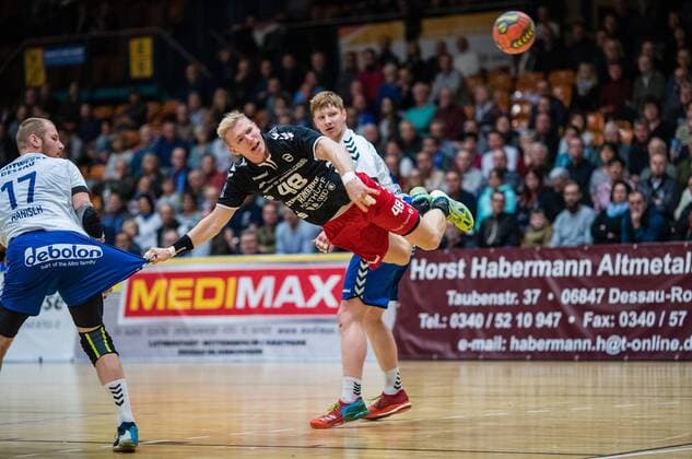 Julian Posse 48 of the ASV Hamm Westphalia on the ball and pants of Libor Hanisch 17 of Dessau Rosslauer HV 06 with l Johannes Wasielewskie 18 of Dessau Rosslauer HV 06 during the DKB handball 2 Bundesliga encounter between Dessau Rosslauer HV 06 and ASV Hamm Westphalia in the Anhalt Arena on November 12 2017 in Bauhausstadt Dessau Saxony Anhalt Germany Photo by Hartmut Boesener Eibner Bauhausstadt Dessau Copyright: xEibner-Pressefoto HartmutxBoesenerx EP_BOE