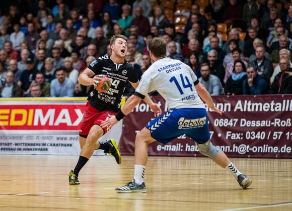 Christoph Neuhold 94 of the ASV Hamm Westphalia on the ball with Florian Pfeiffer 14 of Dessau Rosslauer HV 06 during the DKB handball 2 Bundesliga encounter between Dessau Rosslauer HV 06 and ASV Hamm Westphalia in the Anhalt Arena on November 12 2017 in Bauhausstadt Dessau Saxony Anhalt Germany Photo by Hartmut Boesener Eibner Bauhaus city Dessau Copyright: xEibner-Pressefoto HartmutxBoesenerx EP_BOE