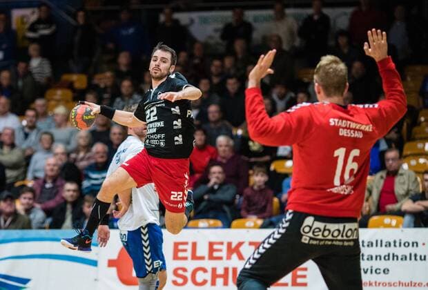Vyron Papadopoulus 22 from ASV Hamm Westphalia at the throw during the DKB Handball 2 Bundesliga Encounter between Dessau Rosslauer HV 06 and ASV Hamm Westphalia at the Anhalt Arena on November 12 2017 in Bauhausstadt Dessau Saxony Anhalt Photo by Hartmut Boesener Eibner Bauhausstadt Dessau Copyright: xEibner-Pressefoto HartmutxBoesenerx EP_BOE