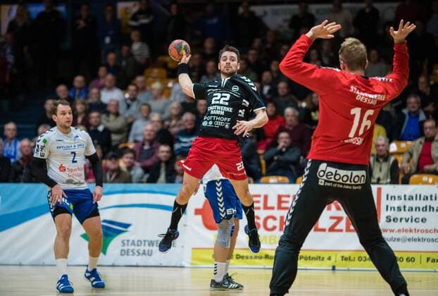 Vyron Papadopoulus 22 from ASV Hamm Westphalia at the throw during the DKB Handball 2 Bundesliga Encounter between Dessau Rosslauer HV 06 and ASV Hamm Westphalia at the Anhalt Arena on November 12 2017 in Bauhausstadt Dessau Saxony Anhalt Photo by Hartmut Boesener Eibner Bauhausstadt Dessau Copyright: xEibner-Pressefoto HartmutxBoesenerx EP_BOE