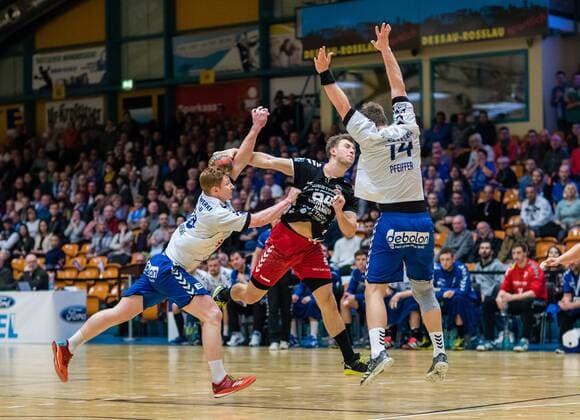 Rosslauer HV 06 and r Florian Pfeiffer 14 of Dessau Rosslauer HV 06 during the DKB Handball 2 Bundesliga Encounter between Dessau Rosslauer HV 06 and ASV Hamm Westfalen in the Anhalt Arena am November 12 2017 in Bauhausstadt Dessau Saxony Anhalt Photo by Hartmut Boesener Eibner Bauhausstadt Dessau Copyright: xEibner-Pressefoto HartmutxBoesenerx EP_BOE