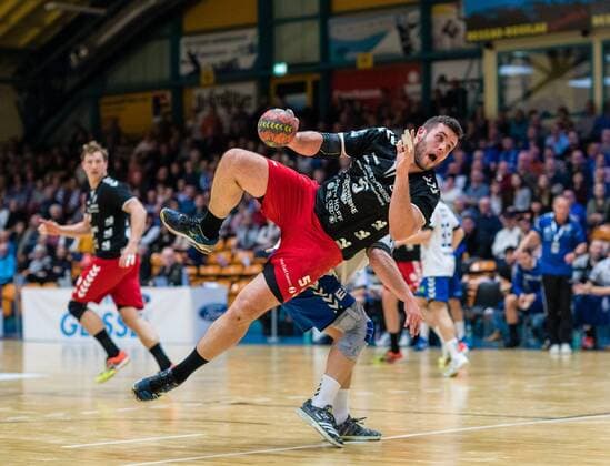 Jan Brosch 5 from ASV Hamm Westphalia at the throw during the DKB Handball 2 Bundesliga Meeting between Dessau Rosslauer HV 06 and ASV Hamm Westphalia at the Anhalt Arena on November 12 2017 in Bauhausstadt Dessau Saxony Anhalt Photo by Hartmut Boesener Eibner Bauhausstadt Dessau Copyright: xEibner-Pressefoto HartmutxBoesenerx EP_BOE
