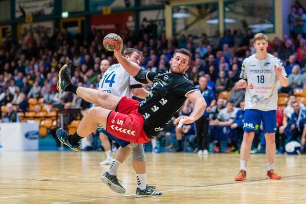Jan Brosch 5 from ASV Hamm Westphalia at the throw during the DKB Handball 2 Bundesliga Meeting between Dessau Rosslauer HV 06 and ASV Hamm Westphalia at the Anhalt Arena on November 12 2017 in Bauhausstadt Dessau Saxony Anhalt Photo by Hartmut Boesener Eibner Bauhausstadt Dessau Copyright: xEibner-Pressefoto HartmutxBoesenerx EP_BOE