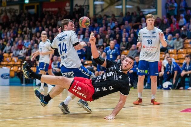 Jan Brosch 5 from ASV Hamm Westphalia at the throw during the DKB Handball 2 Bundesliga Meeting between Dessau Rosslauer HV 06 and ASV Hamm Westphalia at the Anhalt Arena on November 12 2017 in Bauhausstadt Dessau Saxony Anhalt Photo by Hartmut Boesener Eibner Bauhausstadt Dessau Copyright: xEibner-Pressefoto HartmutxBoesenerx EP_BOE