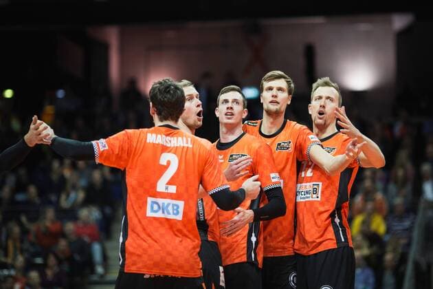Berlin Germany 12 11 2017 Steven Marshall BR Volleys 2 Sebastian Kühner Kuehner BR Volleys 10 Graham Vigrass BR Volleys 8 Robert Kromm BR Volleys 3 and Paul Carroll BR Volleys 12 dissatisfied at the game of Volleyball Bundesliga season 2017 2018 between Berlin Recycling Volleys SVG Lüneburg