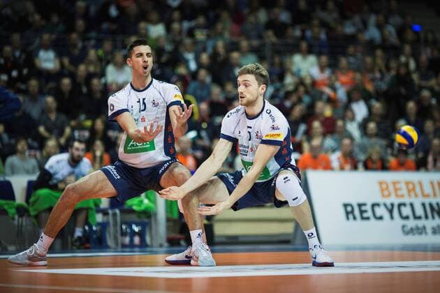 Berlin Germany 12 11 2017 Ryan Sclater Lüneburg 15 and Cody Kessel Lüneburg 5 miss the ball in the game of volleyball Bundesliga season 2017 2018 between Berlin Recycling Volleys SVG Lüneburg