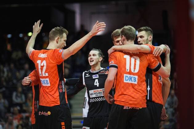Berlin Germany 12 11 2017 Cheers Paul Carroll BR Volleys 12 Luke Perry BR Volleys 4 Robert Kromm BR Volleys 3 Sebastian Kühner Kuehner BR Volleys 10 Aleksandar Okolic BR Volleys 1 at the game of Volleyball Bundesliga season 2017 2018 between Berlin Recycling Volleys SVG Lüneburg