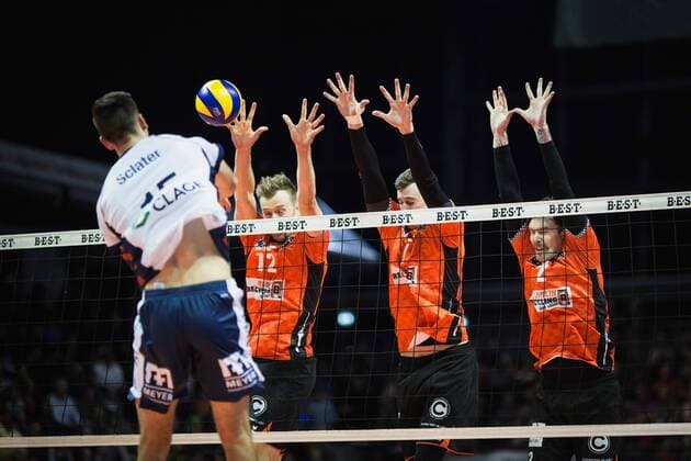 Berlin Germany 12 11 2017 Ryan Sclater Lüneburg 15 against the block from Paul Carroll BR Volleys 12 Graham Vigrass BR Volleys 8 Steven Marshall BR Volleys 2 at the game of Volleyball Bundesliga season 2017 2018 between Berlin Recycling Volleys SVG Lüneburg