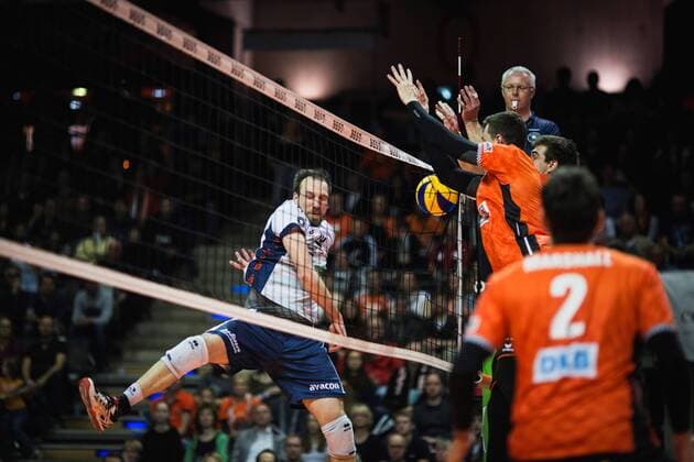 Berlin Germany 12 11 2017 Matthias Pompe Lüneburg 10 against the block from Graham Vigrass BR Volleys 8 and Pierre Pujol BR Volleys 18 at the game of volleyball Bundesliga season 2017 2018 between Berlin Recycling Volleys SVG Lüneburg