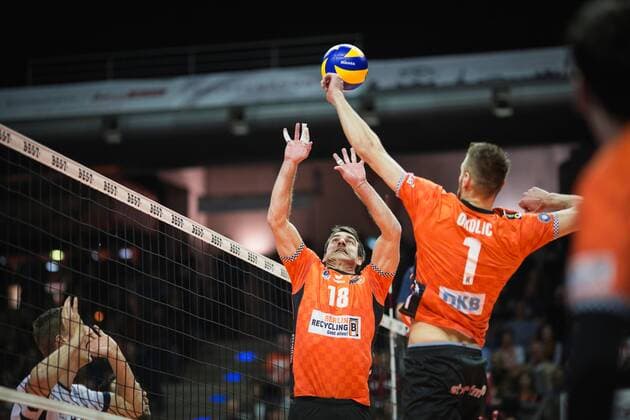 Berlin Germany 12 11 2017 Pierre Pujol BR Volleys 18 plays to Aleksandar Okolic BR Volleys 1 at the game of volleyball Bundesliga season 2017 2018 between Berlin Recycling Volleys SVG Lüneburg