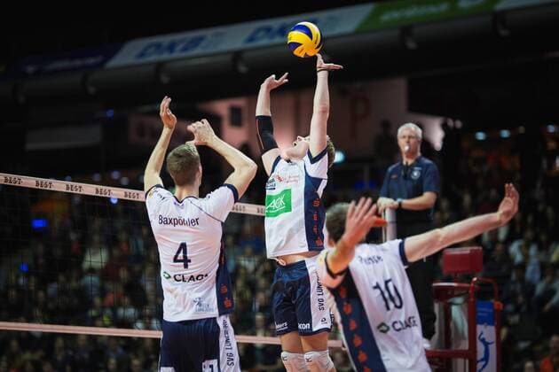 Berlin Germany 12 11 2017 Noah Baxpöhler Lüneburg 4 Gijs van Solkema Lüneburg 2 Matthias Pompe Lüneburg 10 playing the volleyball Bundesliga Season 2017 2018 between Berlin Recycling Volleys SVG Lüneburg