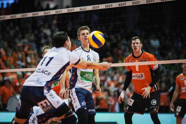 Berlin Germany 12 11 2017 Adam Kocian Lüneburg 8 Raymond Szeto Lüneburg 11 playing the volleyball Bundesliga Season 2017 2018 between Berlin Recycling Volleys SVG Lüneburg