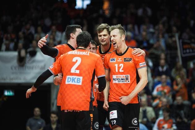 Berlin Germany 12 11 2017 Adam Kocian Lüneburg 8 Gijs van Solkema Lüneburg 2 Roy Ching Lüneburg 18 l3 Florian Krage Lüneburg 12 playing the Volleyball Bundesliga Season 2017 2018 between Berlin Recycling Volleys SVG Lüneburg