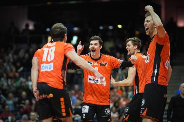 Berlin Germany 12 11 2017 v la Pierre Pujol BR Volleys 18 Steven Marshall BR Volleys 2 Robert Kromm BR Volleys 3 Paul Carroll BR Volleys 12 playing the Volleyball Bundesliga season 2017 2018 between Berlin Recycling Volleys SVG Lueneburg