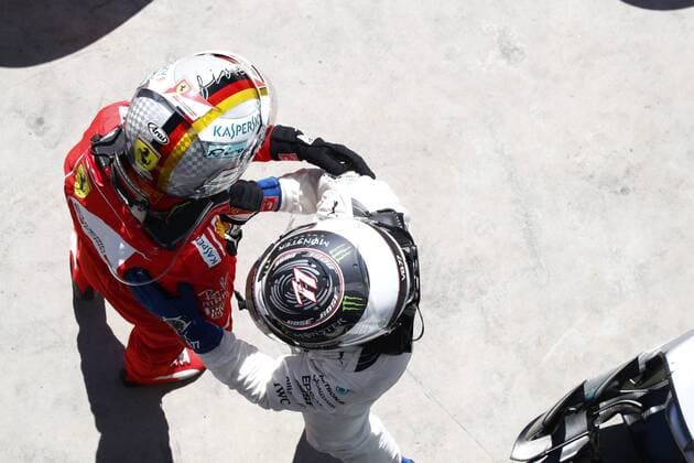 Bilder des Tages - SPORT Motorsports: FIA Formula One World Championship WM Weltmeisterschaft 2017, Grand Prix of Brazil, 5 Sebastian Vettel (GER, Scuderia Ferrari), 77 Valtteri Bottas (FIN, Mercedes AMG Petronas F1 Team), Sao Paulo Brazil