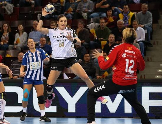 Ludwigsburg Handball EHF Champions League SG BBM Bietigheim vs MNE Buducnost v l Karolina Kudlacz Gloc BBM Darly Zoqbi de Paula MNE