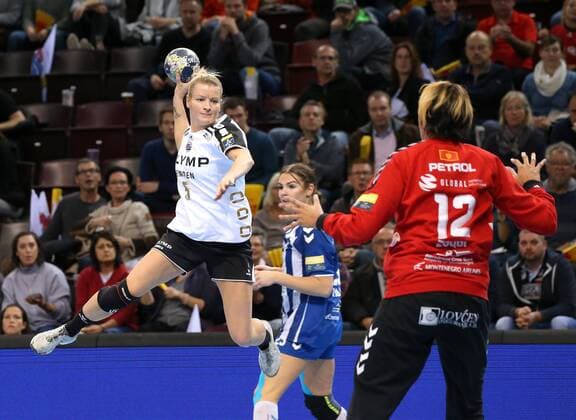 Ludwigsburg Handball EHF Champions League SG BBM Bietigheim vs MNE Buducnost on the ball Antje Lauenroth BBM Darly Zoqbi de Paula MNE