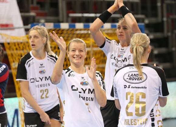 Ludwigsburg Handball EHF Champions League SG BBM Bietigheim vs MNE Buducnost Joy Cheers BBM v l Susann Müller BBM Antje Lauenroth BBM Angela Malestein BBM