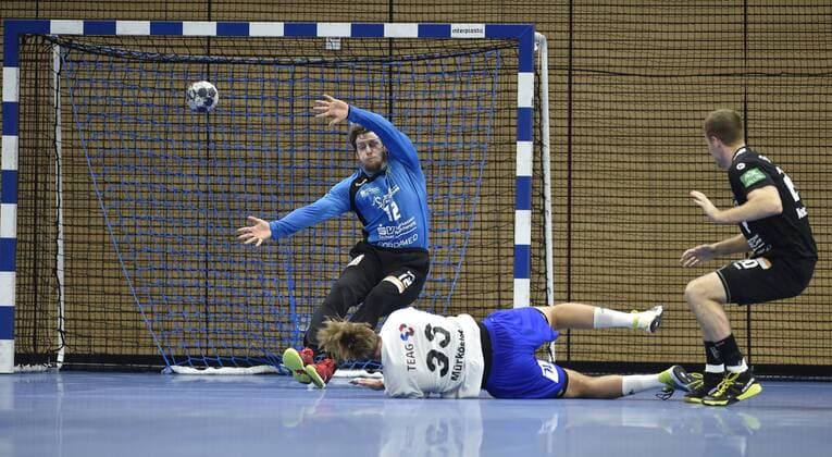 12 11 2017 Dresden goalkeeper Mario Huhnstock and Eisenachs Justin Mürköster re Dresden Nils Kretschmer Handball 2 Bundesliga HC Elbflorenz Dresden ThSV Eisenach 30 27