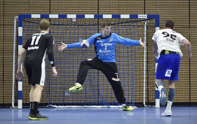 12 11 2017 Dresdens Hendrik Halfmann against Eisenachs Alexander Saul Handball 2 Bundesliga HC Elbflorenz Dresden ThSV Eisenach 30 27