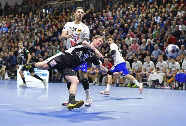 12 11 2017 Dresdens Henning Quade throws in front of Eisenachs Alexander Saul Handball 2 Bundesliga HC Elbflorenz Dresden ThSV Eisenach 30 27