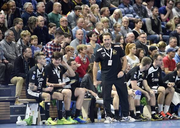 12 11 2017 Coach Christian Pöhler and the Wechselbank Handball 2 Bundesliga HC Elbflorenz Dresden ThSV Eisenach 30 27