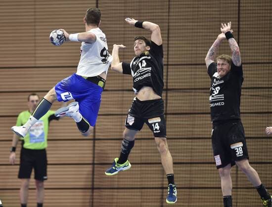 12 11 2017 Eisenachs Alexander Saul throws against Dresdens Gabriel de Santis and Dresdens Henning Quade re Handball 2 Bundesliga HC Elbflorenz Dresden ThSV Eisenach 30 27