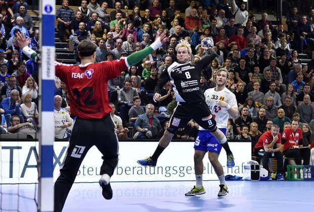 12 11 2017 Dresdens Rene Boese throws against Stanislaw Gorobchuk Handball 2 Bundesliga HC Elbflorenz Dresden ThSV Eisenach 30 27