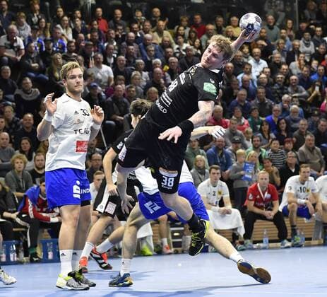 12 11 2017 Dresden Henning Quade throwing handball 2 Bundesliga HC Elbflorenz Dresden ThSV Eisenach 30 27