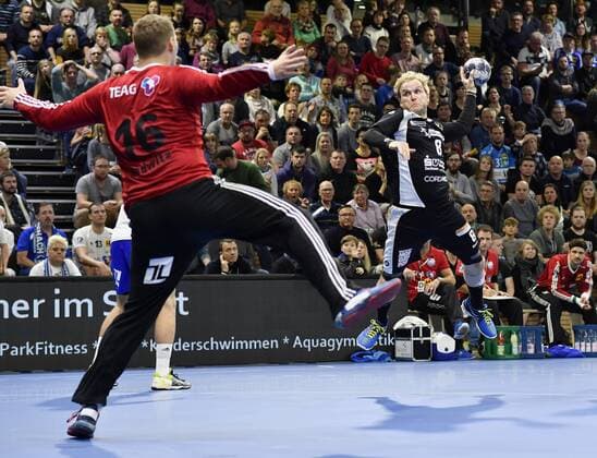 12 11 2017 Dresdens Rene Boese throws against Eisenachs Jan Redwitz Handball 2 Bundesliga HC Elbflorenz Dresden ThSV Eisenach 30 27