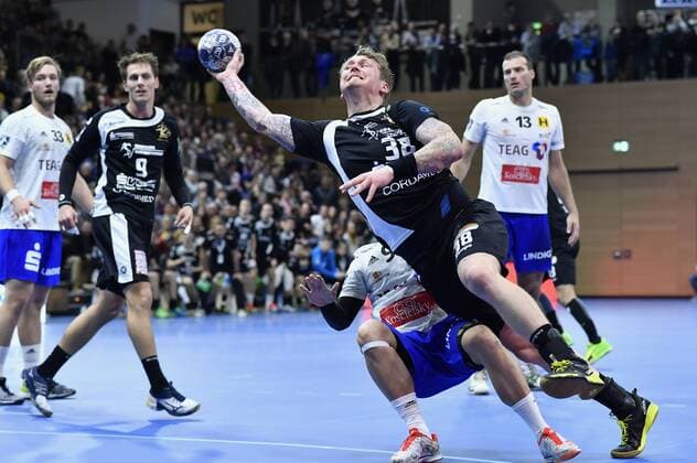 12 11 2017 Dresden Henning Quade throwing handball 2 Bundesliga HC Elbflorenz Dresden ThSV Eisenach 30 27