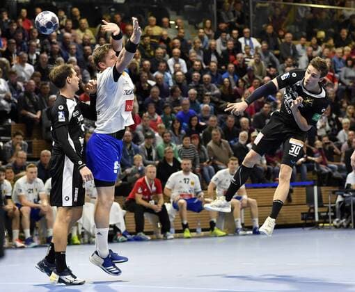 12 11 2017 Dresden Adrian Kammlodt at the throw handball 2 Bundesliga HC Elbflorenz Dresden ThSV Eisenach 30 27