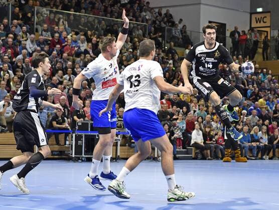 12 11 2017 Dresdens Gabriel de Santis at the throw Handball 2 Bundesliga HC Elbflorenz Dresden ThSV Eisenach 30 27