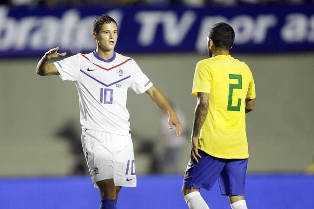GOIANIA , 04-06-2011 , Oranje Nederlands Elftal verblijft in Zuid-Amerika voor oefenwedstrijden tegen Brazilie en Uruguay. Stadion Serra Dourada. Brazilie - Nederland 0-0 . FC Barcelona Barca onderonsje na de wedstrijd met Ibrahim Afellay en Dani Alves. Brazilie - Nederland *** GOIANIA 04 06 2011 Orange Dutch Elftal stays in South America for practice matches against Brazil and Uruguay Stadium Serra Dourada Brazil Netherlands 0 0 FC Barcelona after the match with Ibrahim Afellay and Dani Alves Brazil Netherlands 