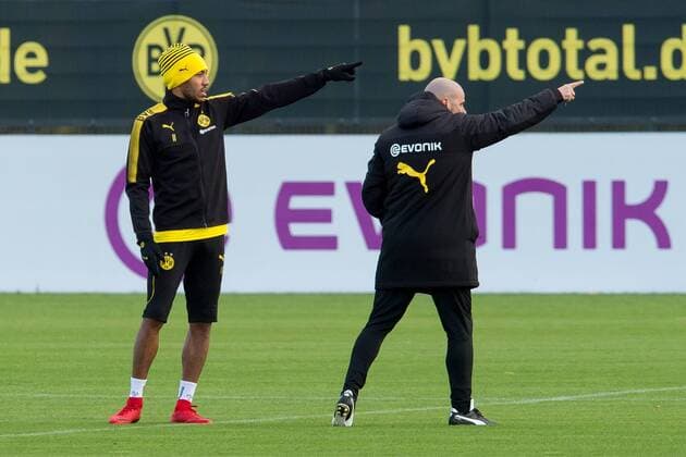Dortmund Germany 2017 11 13 Training BV Borussia Dortmund BVB Auba Pierre Emerick Aubameyang BVB speaks with coach Peter Bosz BVB DeFodi001