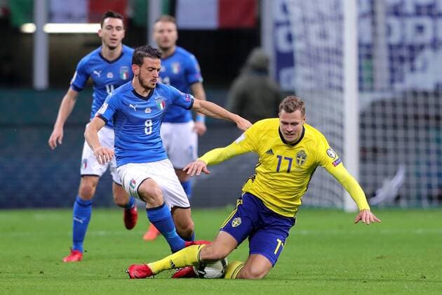 Fußball, WM Playoffs, Italien - Schweden 171113 Italiens Alessandro Florenzi i närkamp med Sveriges Viktor Claesson under fotbollsmatchen i VM-kvalets play-off mellan Italien och Sverige den 13 november 2017 i Milano.  Copyright: ANDREASxLxERIKSSON BB171113AE004
