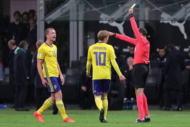 Fußball, WM Playoffs, Italien - Schweden 171113 Sveriges Jakob Johansson far gult kort under fotbollsmatchen i VM-kvalets play-off mellan Italien och Sverige den 13 november 2017 i Milano.  Copyright: ANDREASxLxERIKSSON BB171113AE005
