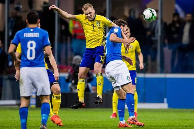 Fußball, WM Playoffs, Italien - Schweden 171113 Sveriges Sebastian Larsson och Italiens Manolo Gabbiadini under fotbollsmatchen i VM-kvalets play-off mellan Italien och Sverige den 13 november 2017 i Milano.  Copyright: ANDREASxLxERIKSSON BB171113AE009