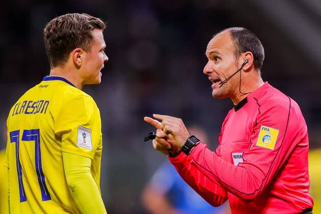 Fußball, WM Playoffs, Italien - Schweden 171113 Sveriges Viktor Claesson och domare Antonio Mateu Lahoz under fotbollsmatchen i VM-kvalets play-off mellan Italien och Sverige den 13 november 2017 i Milano.  Copyright: ANDREASxLxERIKSSON BB171113AE013