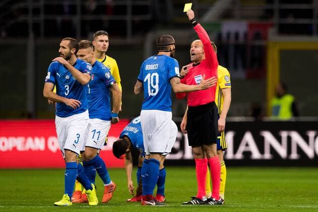 Fußball, WM Playoffs, Italien - Schweden 171113 Italiens Leonardo Bonucci far gult kort under fotbollsmatchen i VM-kvalets play-off mellan Italien och Sverige den 13 november 2017 i Milano.  Copyright: JOELxMARKLUND BB171113JM006