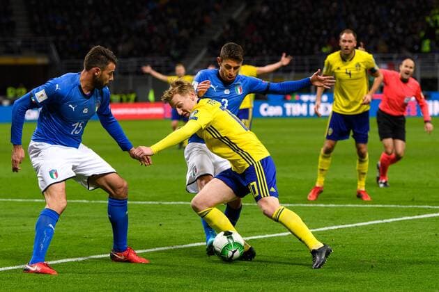 Fußball, WM Playoffs, Italien - Schweden 171113 Italiens Andrea Barzagli och Daniele Rugani försvarar mot Sveriges Emil Forsberg under fotbollsmatchen i VM-kvalets play-off mellan Italien och Sverige den 13 november 2017 i Milano.  Copyright: JOELxMARKLUND BB171113JM009