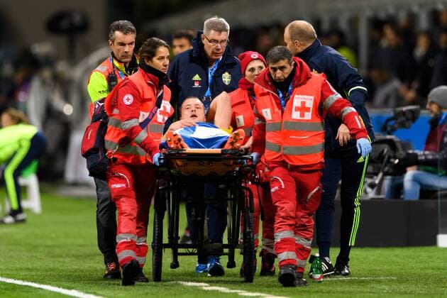 Bilder des Tages - SPORT Fußball, WM Playoffs, Italien - Schweden, Verletzung Jakob Johansson 171113 Sveriges Jakob Johansson bärs ut pa bar under fotbollsmatchen i VM-kvalets play-off mellan Italien och Sverige den 13 november 2017 i Milano.  Copyright: JOELxMARKLUND BB171113JM010