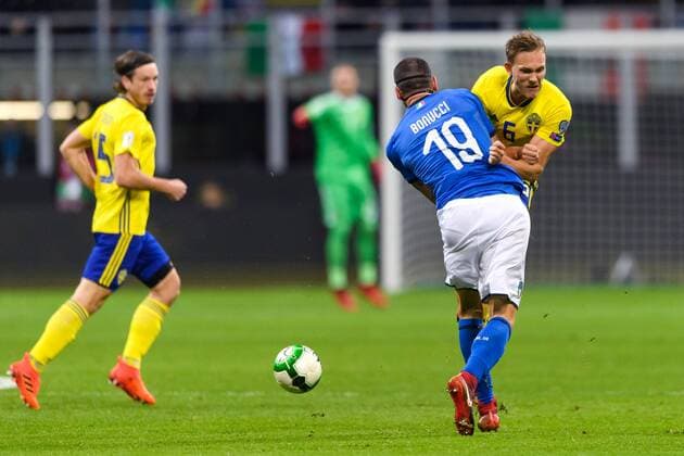 Fußball, WM Playoffs, Italien - Schweden 171113 Italiens Leonardo Bonucci i närkamp med Sveriges Ludwig Augustinsson under fotbollsmatchen i VM-kvalets play-off mellan Italien och Sverige den 13 november 2017 i Milano.  Copyright: JOELxMARKLUND BB171113JM018