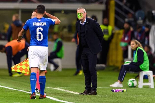 Fußball, WM Playoffs, Italien - Schweden 171113 Sveriges förbundskapten Janne Andersson far grön laser i ansiktet under fotbollsmatchen i VM-kvalets play-off mellan Italien och Sverige den 13 november 2017 i Milano.  Copyright: JOELxMARKLUND BB171113JM019