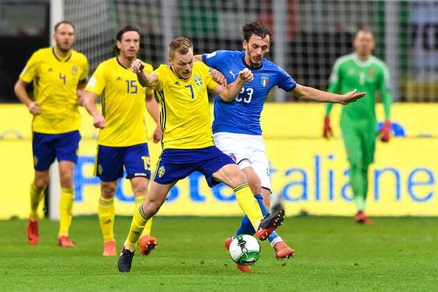 Fußball, WM Playoffs, Italien - Schweden 171113 Sveriges Sebastian Larsson i närkamp med Italiens Manolo Gabbiadini under fotbollsmatchen i VM-kvalets play-off mellan Italien och Sverige den 13 november 2017 i Milano.  Copyright: JOELxMARKLUND BB171113JM023