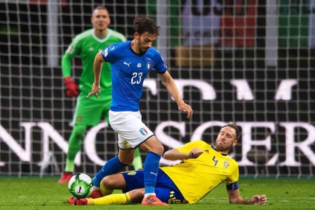 Bilder des Tages - SPORT Fußball, WM Playoffs, Italien - Schweden 171113 Italiens Manolo Gabbiadini stoppas av Sveriges Andreas Granqvist under fotbollsmatchen i VM-kvalets play-off mellan Italien och Sverige den 13 november 2017 i Milano.  Copyright: JOELxMARKLUND BB171113JM026
