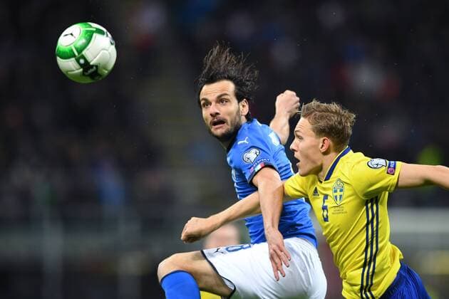Fußball, WM Playoffs, Italien - Schweden 171113 Italiens Marco Parolo och Sveriges Ludwig Augustinsson under fotbollsmatchen i VM-kvalets play-off mellan Italien och Sverige den 13 november 2017 i Milano.  Copyright: PETTERxARVIDSON BB171113PA022